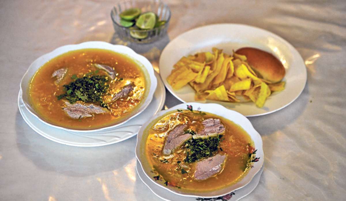 Entre los ingredientes principales del encebollado est&aacute;n el pescado (albacora), la yuca y el cilantro. Se lo acompa&ntilde;a con chifles o pan. Foto: Rodolfo P&aacute;rraga / El Tel&eacute;grafo