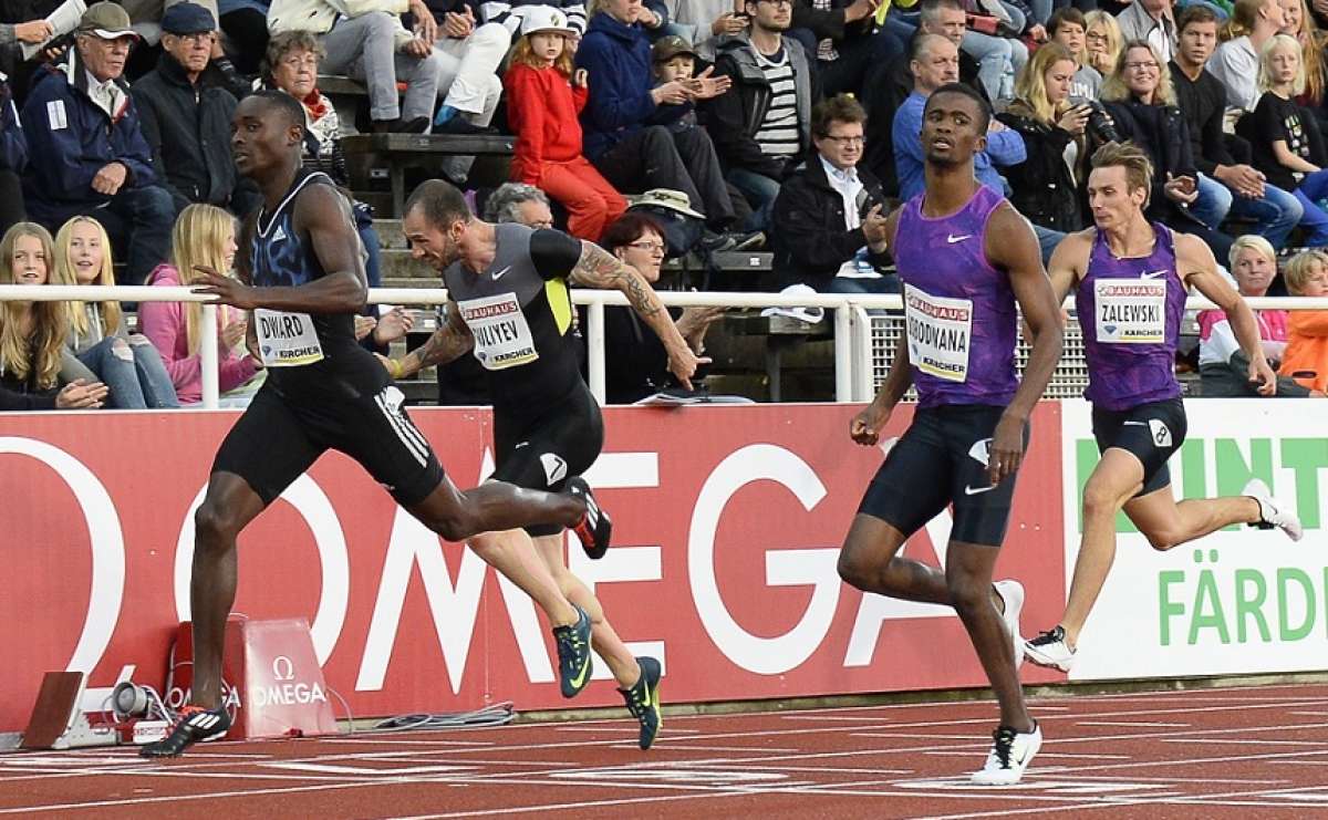 Alonso Edward (i), quien compiti&oacute; en los 200 metros de la IAAF Liga Diamante, es Embajador deportista de los paname&ntilde;os. Foto: AFP