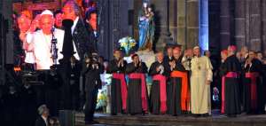 El papa argentino bendijo a los fieles que se citaron en la Plaza Grande. Foto: AFP 