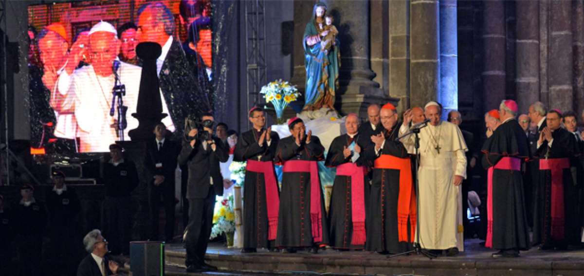 El papa argentino bendijo a los fieles que se citaron en la Plaza Grande. Foto: AFP 
