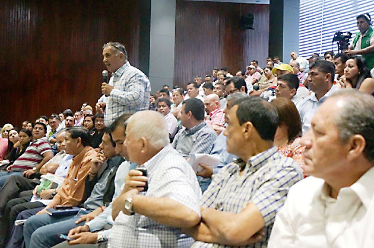 La reuni&oacute;n se desarroll&oacute; el s&aacute;bado &uacute;ltimo en el sal&oacute;n de la ciudad, de Portoviejo, con la presencia de varios alcaldes. Foto: Vivian Zambrano / El Tel&eacute;grafo