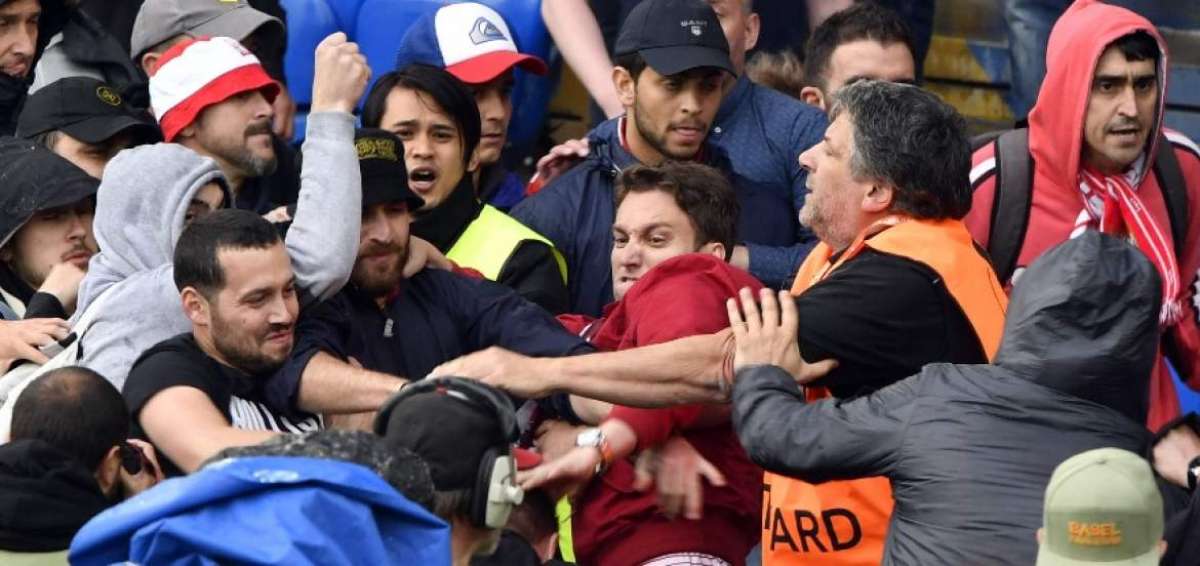 Peleas entre hinchas del Sevilla y Liverpool antes de la final de Europa League