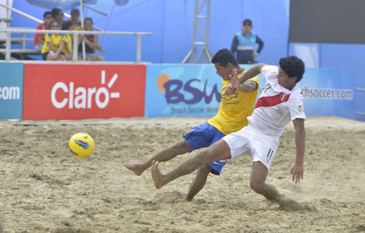 Brasil gole&oacute; 7-3 a Per&uacute; en la apertura del Sudamericano de F&uacute;tbol Playa