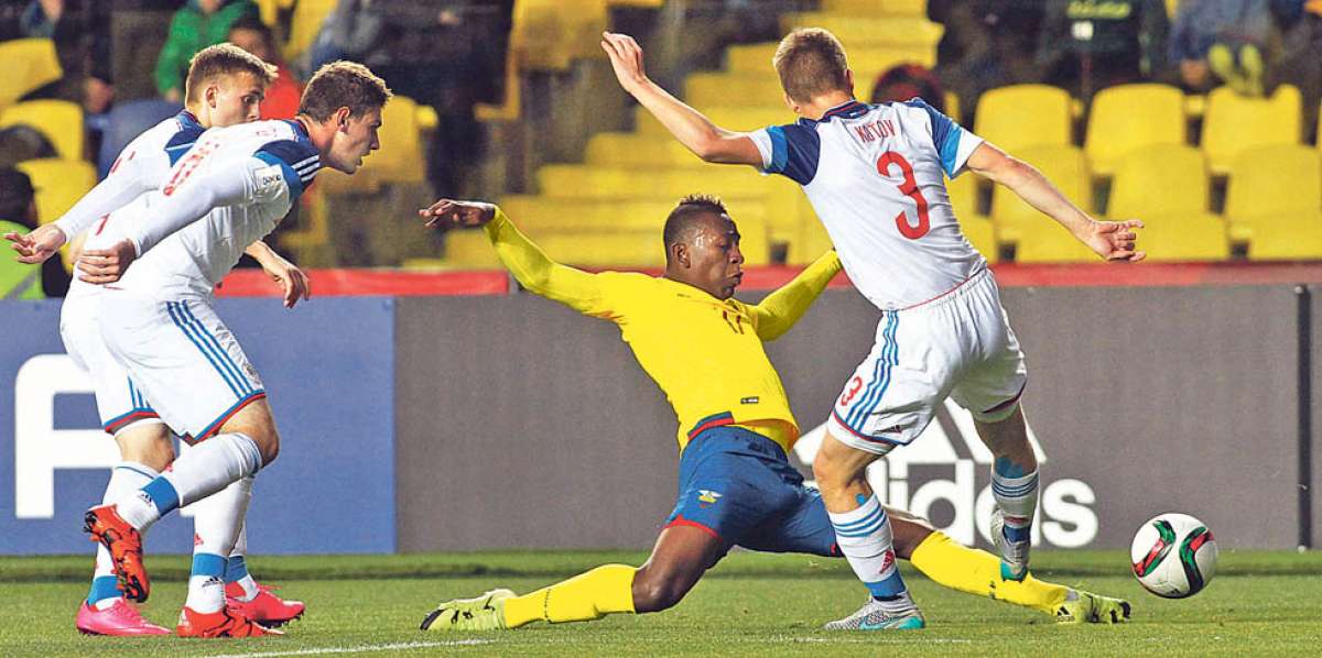 El volante Pervis Etupi&ntilde;&aacute;n (C) ser&aacute; titular de Ecuador esta tarde, en el estadio Francisco S&aacute;nchez de Coquimbo. Foto: AFP