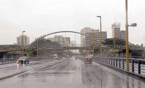 Las calles principales de Guayaquil amanecieron mojadas. En algunas partes del centro se formaron charcos. Foto: Jos&eacute; Mor&aacute;n / El Tel&eacute;grafo