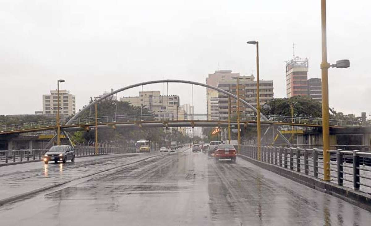 Las calles principales de Guayaquil amanecieron mojadas. En algunas partes del centro se formaron charcos. Foto: Jos&eacute; Mor&aacute;n / El Tel&eacute;grafo