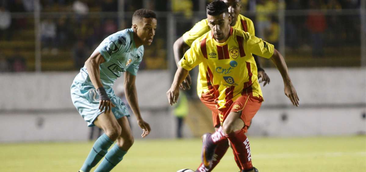 Con buena t&eacute;cnica y pegada, el volante uruguayo Mario Rizotto (d) es una de las caras nuevas de Aucas.