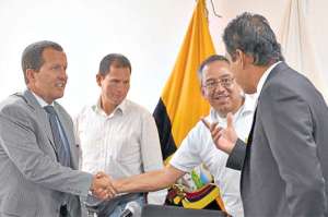  Antonio Pazmi&ntilde;o (i), presidente (e) de Emelec,  saluda con el ministro Augusto Espinosa. Foto: Karly Torres