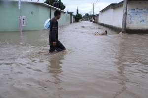 Intensa lluvia inund&oacute; el centro de Saquisil&iacute; 