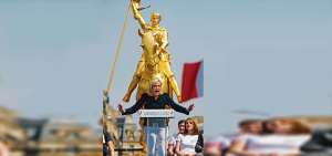 Foto de archivo de la campa&ntilde;a presidencial de Marine Le Pen en 2012 frente a la estatua de Juana de Arco en Par&iacute;s.