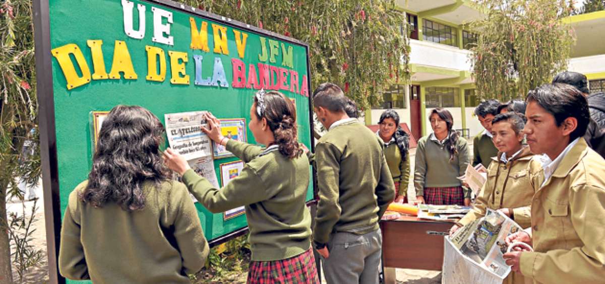 Exposiciones al momento de la formaci&oacute;n diaria y publicaciones en el peri&oacute;dico mural, son algunas de las actividades que los tutores del club de periodismo preparan para este a&ntilde;o. Foto: Roberto Ch&aacute;vez / El Tel&eacute;grafo