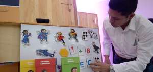 GUAYAQUIL.- Abel Cevallos, alumno de dise&ntilde;o gr&aacute;fico, cre&oacute; un juego para ni&ntilde;os con problemas de aprendizaje. Las figuras magn&eacute;ticas sirven para sumar.