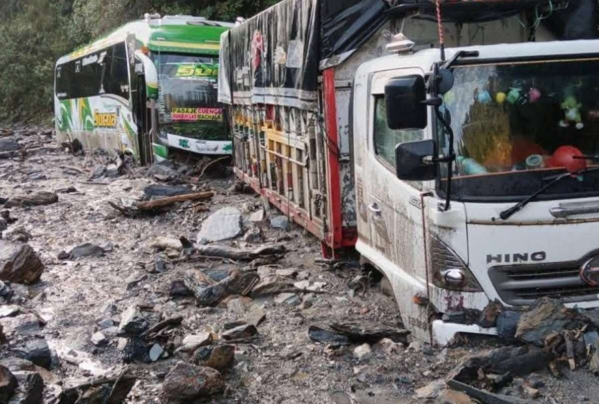 Evac&uacute;an a 10 pasajeros tras desbordamiento en Lim&oacute;n Indanza; la v&iacute;a queda parcialmente habilitada