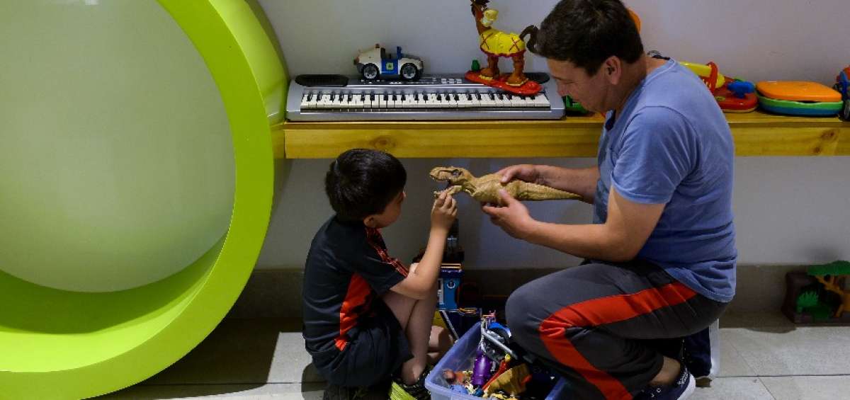 Marco (derecha) juega con su peque&ntilde;o hijo durante un agasajo a ni&ntilde;os con c&aacute;ncer en Guayaquil. En septiembre de 2014 el menor fue diagnosticado con leucemia, enfermedad que ha vencido, seg&uacute;n los resultados de los &uacute;ltimos ex&aacute;menes realizados.