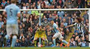 El argentino Sergio Ag&uuml;ero, del Manchester City, intenta rematar al arco defendido por Tim Krul, del Newcastle. Foto: AFP