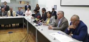 En la Plataforma Financiera, en Quito, se reunieron gerentes de empresas p&uacute;blicas y trabajadores para tratar el recorte de n&oacute;mina ordenado por el Gobierno.