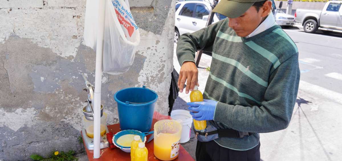 Algunos vendedores informales de jugo de naranja dicen que el aumento de expendedores de la bebida incide tambi&eacute;n en el negocio.