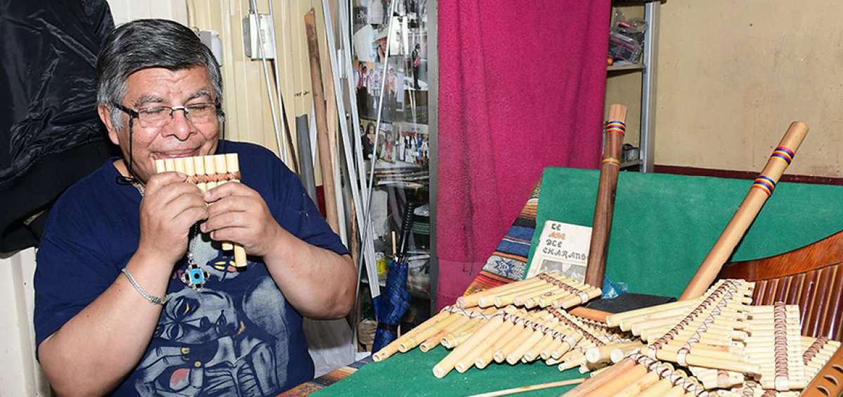 Luis Gonz&aacute;lez interpreta el &ldquo;Carnaval de Guaranda&rdquo;, con una palla elaborada en su taller ubicado en el Centro Municipal Artesanal, Cemuart. 