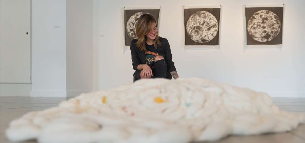 La artista Saskya Fun Sang frente a su obra denominada &lsquo;Descarga repentina de la tensi&oacute;n sexual acumulada&rsquo;, hecha en lana con proceso de needlefelting.