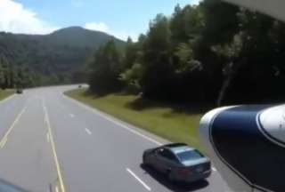 El piloto de una avioneta demostró su habilidad al aterrizar en una autopista transitada.