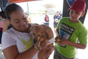 Carolina junto a Elian Elizalde, quien adopt&oacute; a una perrita de 3 meses. Fotos: Karly Torres