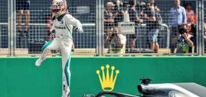 Hamilton, que logr&oacute; su octava victoria del a&ntilde;o y ampli&oacute; a siete su propio r&eacute;cord de victorias en Hungr&iacute;a, lidera el Mundial con 250 puntos.