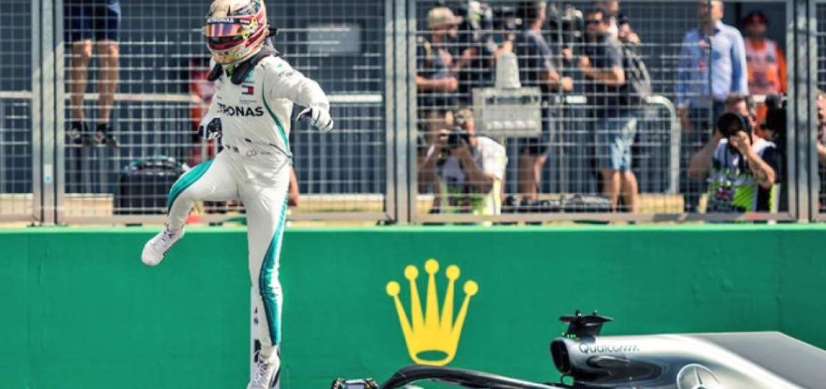 Hamilton, que logr&oacute; su octava victoria del a&ntilde;o y ampli&oacute; a siete su propio r&eacute;cord de victorias en Hungr&iacute;a, lidera el Mundial con 250 puntos.
