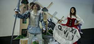 Don Quijote de la Mancha, &iacute;cono cl&aacute;sico de la literatura, junto a Dulcinea del Toboso en la Feria del Libro, de Quito.