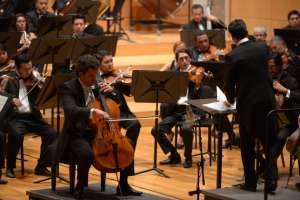 Piezas musicales interpretadas en una guitarra y un violonchelo se ganaron los aplausos sonoros del p&uacute;blico. Foto: Daniel Molineros/El Tel&eacute;grafo