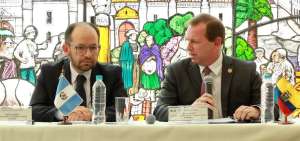 El viceministro de Comercio Exterior del Ecuador, Diego Caicedo (izq.), se cit&oacute; con su par guatemalteco Julio Dougherty.