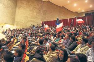 El auditorio de la Casa de la M&uacute;sica estuvo lleno de estudiantes desde las 10:00. Muchos portaban banderas. Foto: &Aacute;lvaro P&eacute;rez/El Tel&eacute;grafo