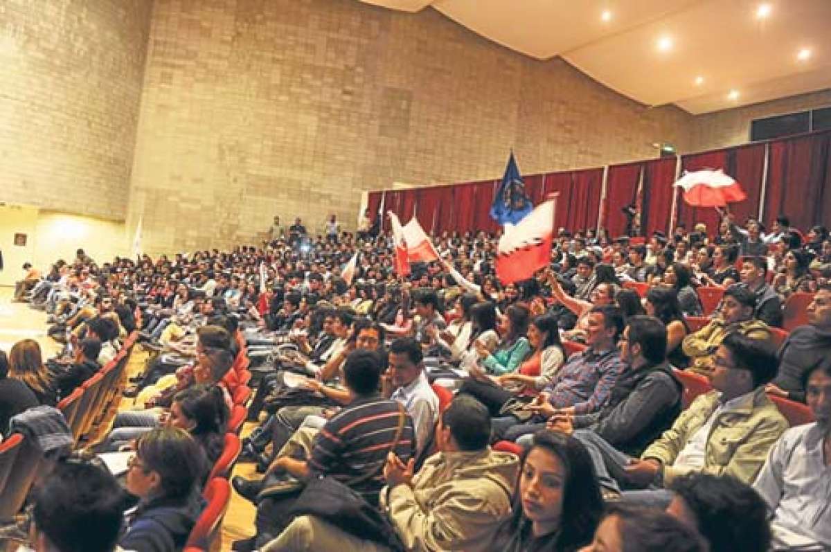 El auditorio de la Casa de la M&uacute;sica estuvo lleno de estudiantes desde las 10:00. Muchos portaban banderas. Foto: &Aacute;lvaro P&eacute;rez/El Tel&eacute;grafo