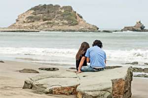 La Ti&ntilde;osa es una playa de 2,5 km de extensi&oacute;n. Uno de los puntos m&aacute;s atractivos es un pe&ntilde;asco al que acuden los turistas para fotografiarse.