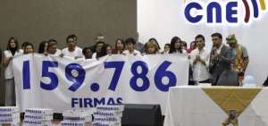 Los miembros de los colectivos, durante la presentaci&oacute;n de firmas.