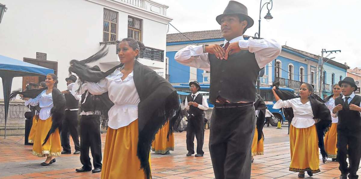 Los j&oacute;venes bailaron con mucha destreza los pasillos ecuatorianos en la plazoleta del parque Maldonado. Foto: Elizabeth Maggi / para El Tel&eacute;grafo