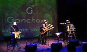 Interpretaci&oacute;n del tr&iacute;o Ensamble Bamb&uacute;, bajo la direcci&oacute;n y la voz del compositor Schuberth Ganchozo