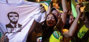 Simpatizantes del candidato a la presidencia de Brasil Jair Bolsonaro celebran su victoria.