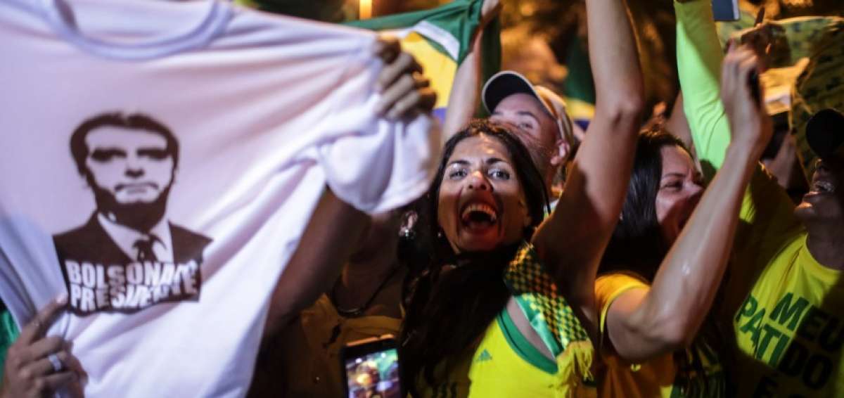 Simpatizantes del candidato a la presidencia de Brasil Jair Bolsonaro celebran su victoria.