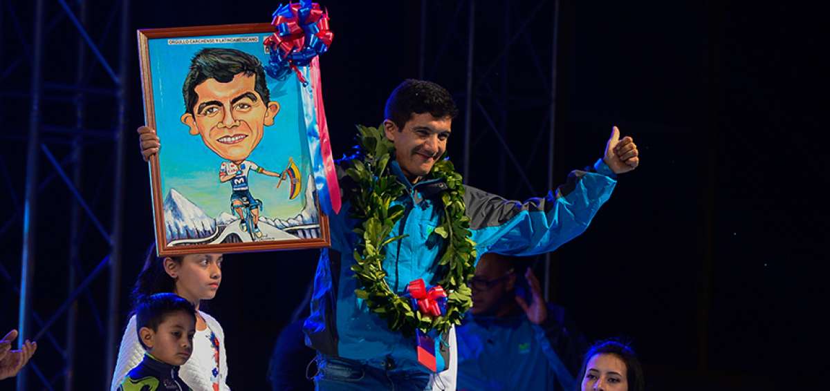 El ciclista ecuatoriano Richard Carapaz sostiene una caricatura de s&iacute; mismo, durante su participaci&oacute;n en el Giro, en los actos de homenaje en Tulc&aacute;n.