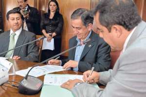 El alcalde de Quito, Augusto Barrera, firma con el presidente de la Corte Constitucional,  Patricio Pazmi&ntilde;o (dcha.),  el compromiso de construcci&oacute;n de la plaza de la Constituci&oacute;n. Foto: &Aacute;lvaro P&eacute;rez/EL TEL&Eacute;GRAFO.