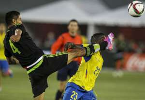 Miller Bola&ntilde;os (23) err&oacute; un penal ante M&eacute;xico en el choque amistoso del s&aacute;bado. Foto tomada de: jornada.unam.mx