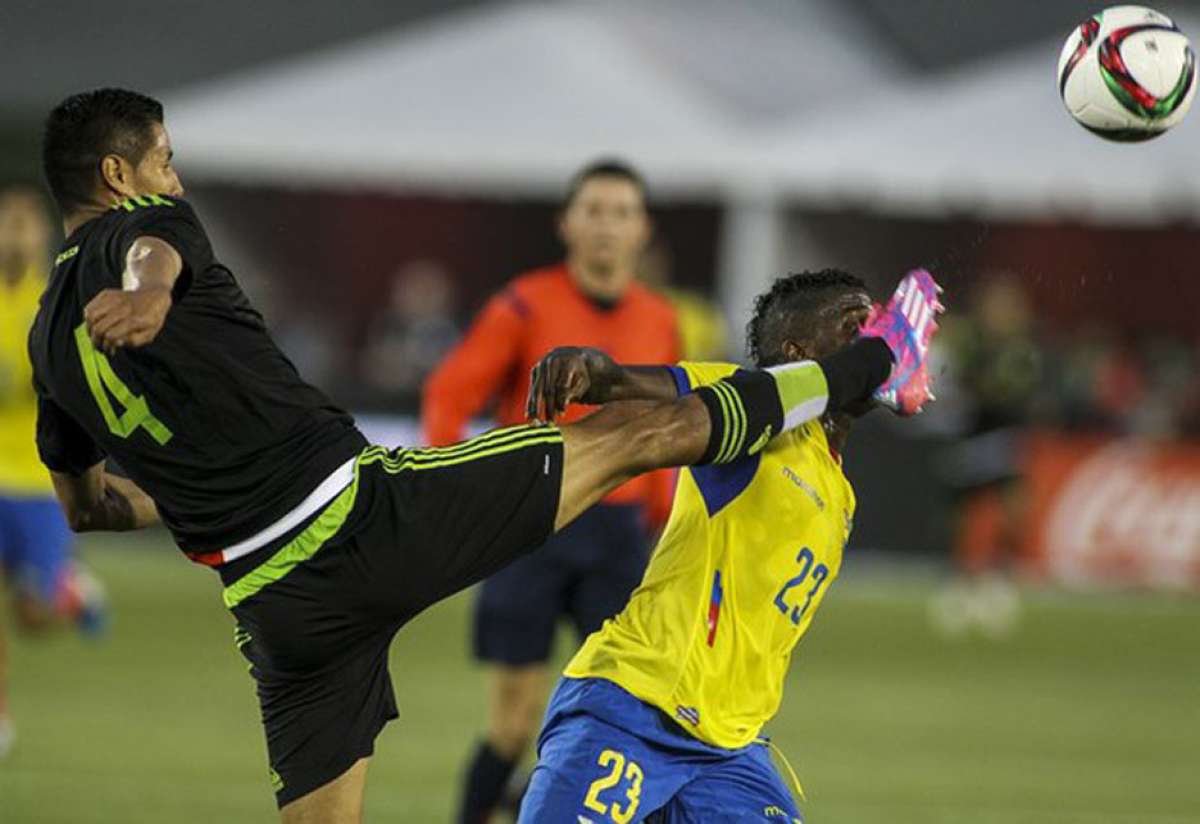 Miller Bola&ntilde;os (23) err&oacute; un penal ante M&eacute;xico en el choque amistoso del s&aacute;bado. Foto tomada de: jornada.unam.mx
