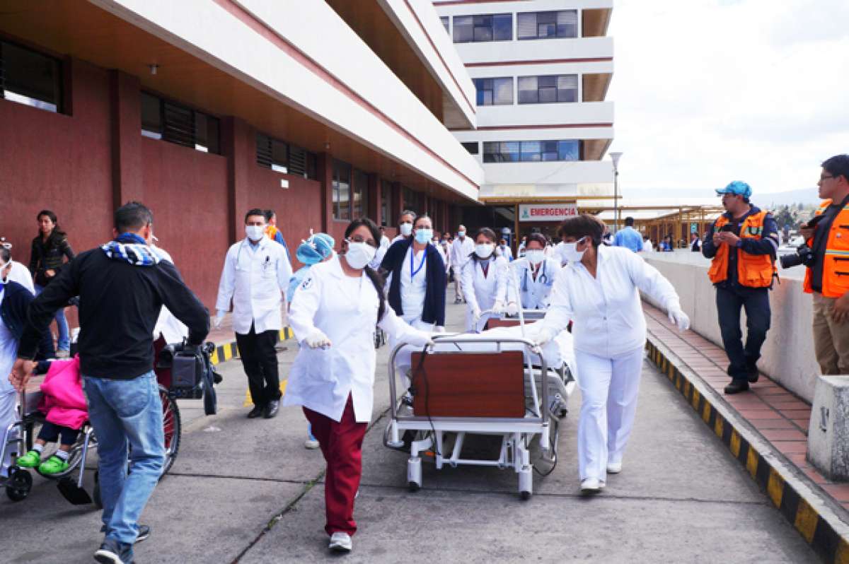 En Latacunga, el hospital del IESS particip&oacute; del simulacro para preparar a la ciudadan&iacute;a ante una erupci&oacute;n. Foto: Silvia Osorio/ El Tel&eacute;grafo 
