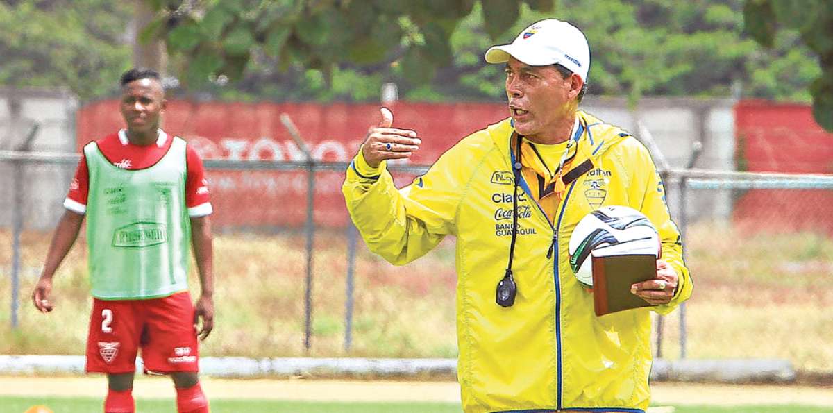 Javier Rodr&iacute;guez, DT de la selecci&oacute;n Sub-17, durante uno de los microciclos preparatorios para el Mundial. Foto: Tomado de Andes