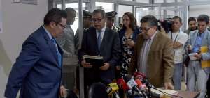 Los jueces ofrecieron una conferencia de prensa en las instalaciones de la Corte. No hubo paso a preguntas. 