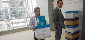 Personal de la Fiscal&iacute;a traslada los cuerpos procesales del caso de enriquecimiento il&iacute;cito contra &Aacute;lex B.