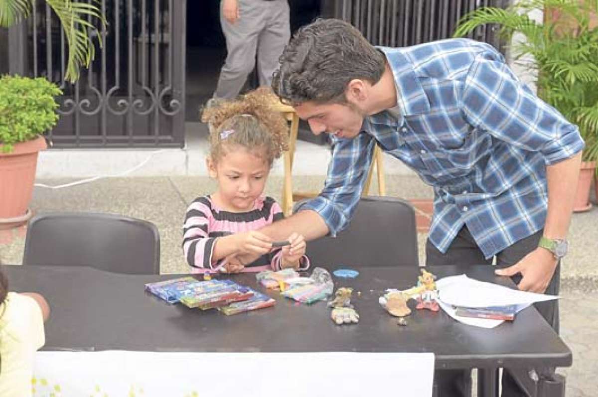 En la casa abierta, en los patios del edificio S&aacute;nchez Aguilar, los ni&ntilde;os y adolescentes con asperger, con sus padres, compartieron juegos y canciones. FOTO: ALFREDO PIEDRAHITA.