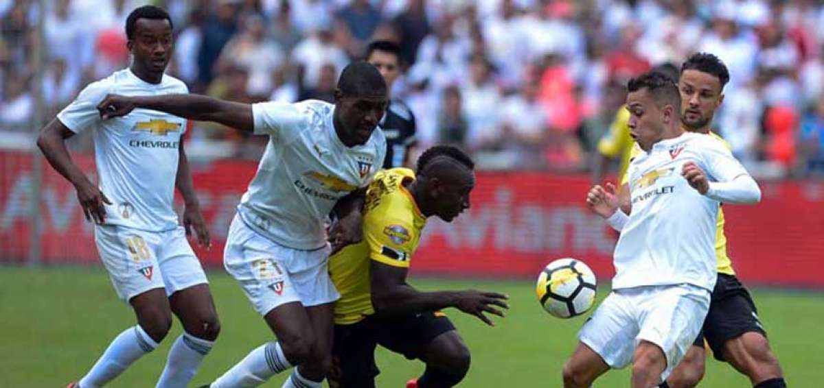 &Eacute;rick Castillo trata de eludir la marca de &Eacute;dison Vega durante el partido del pasado domingo 29 de abril en Casa Blanca.