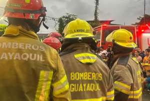 Bomberos buscan a menor que fue arrastrado por la corriente tras caer en una alcantarilla