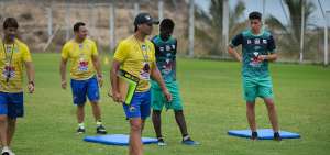 Fabi&aacute;n Bustos, DT de Delf&iacute;n, supervisa los trabajos de adaptaci&oacute;n de la pretemporada y el entrenamiento f&iacute;sico en el complejo Los Geranios, de Manta.